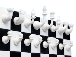 3D-gedruckte Schachfiguren an einem Schachbrett