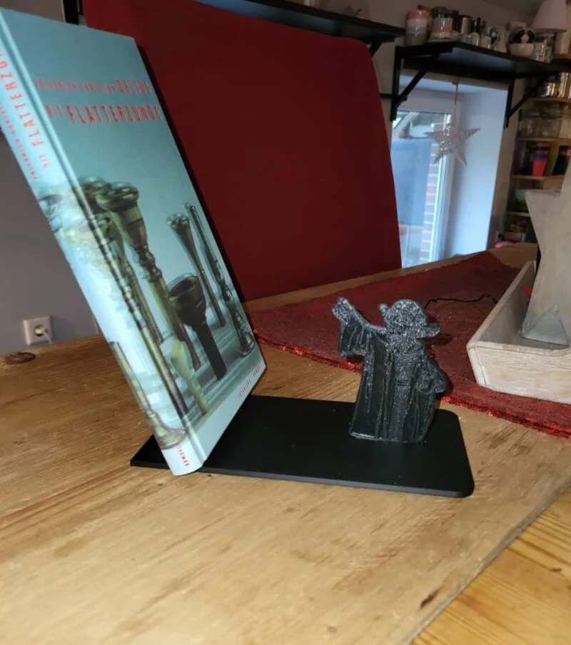 Buchstütze mit 3D-Figur